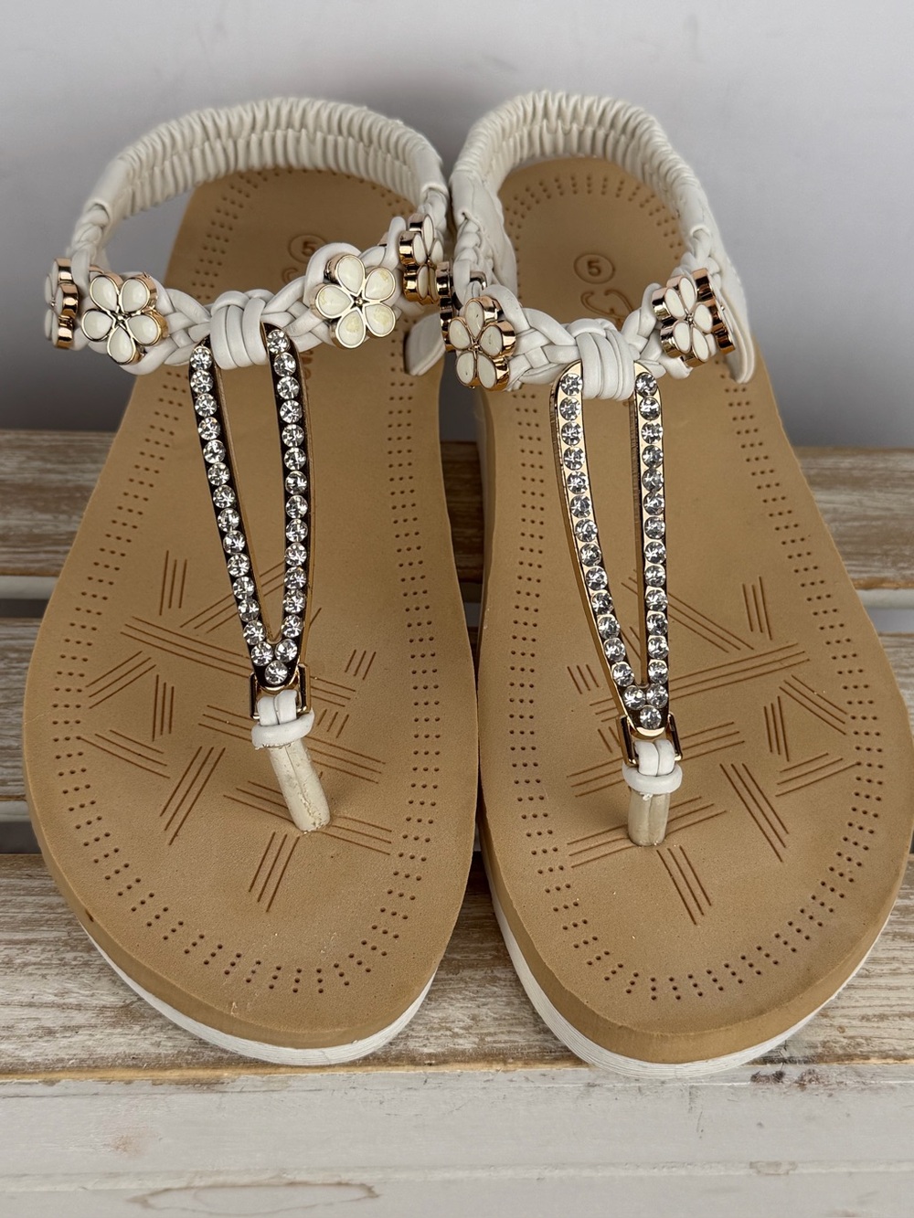 Forever white thong sandals sparkling rhinestone encrusted straps floral Sz 5